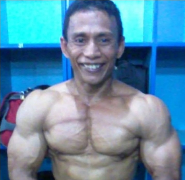 Foto Pak Mansur, Personal Trainer Tetap Segar Fitness, menunjukkan badan atletis.