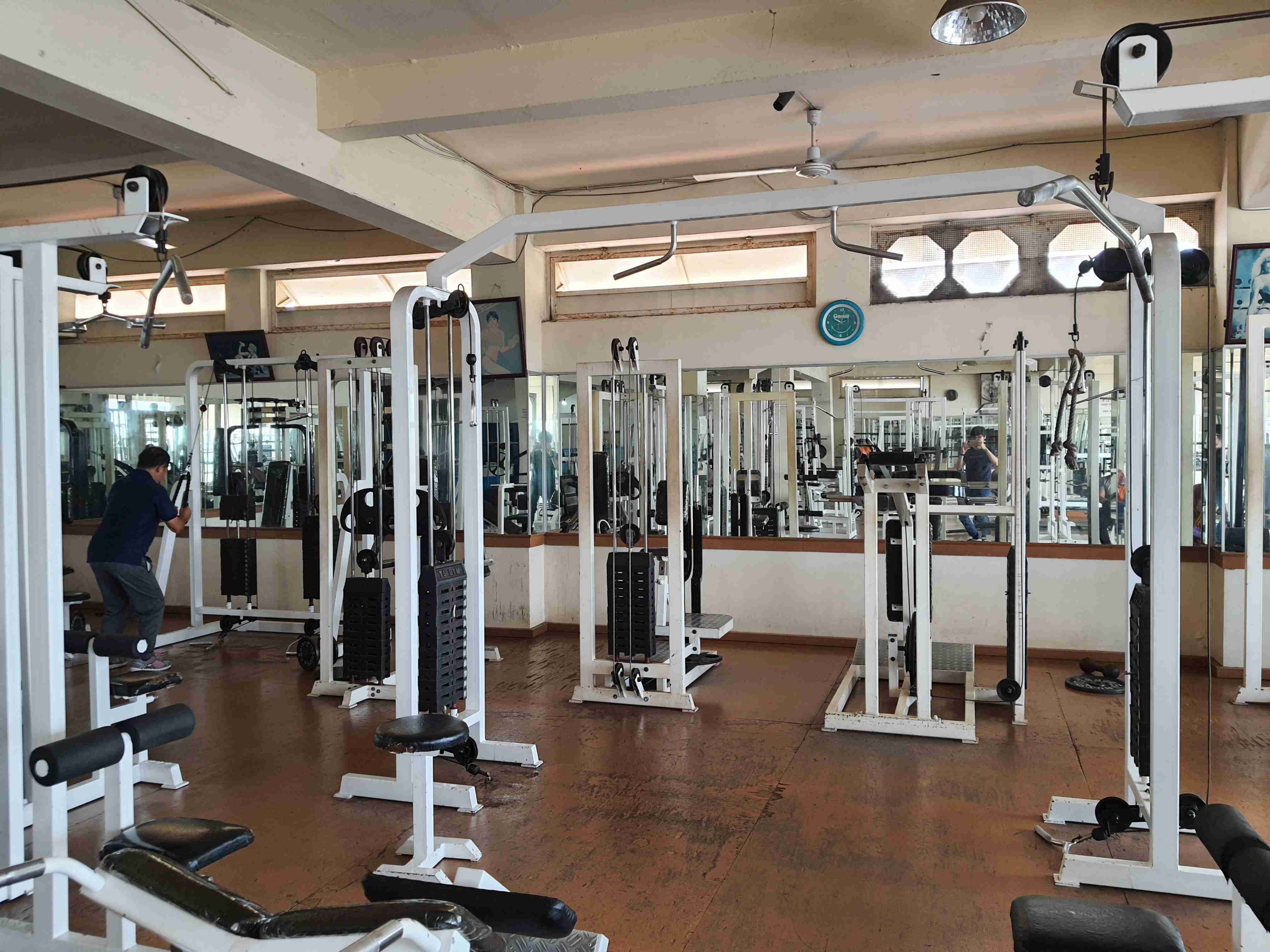 Foto sebagian alat fitness dan mesin di Tetap Segar Fitness, termasuk mesin cable crossover.