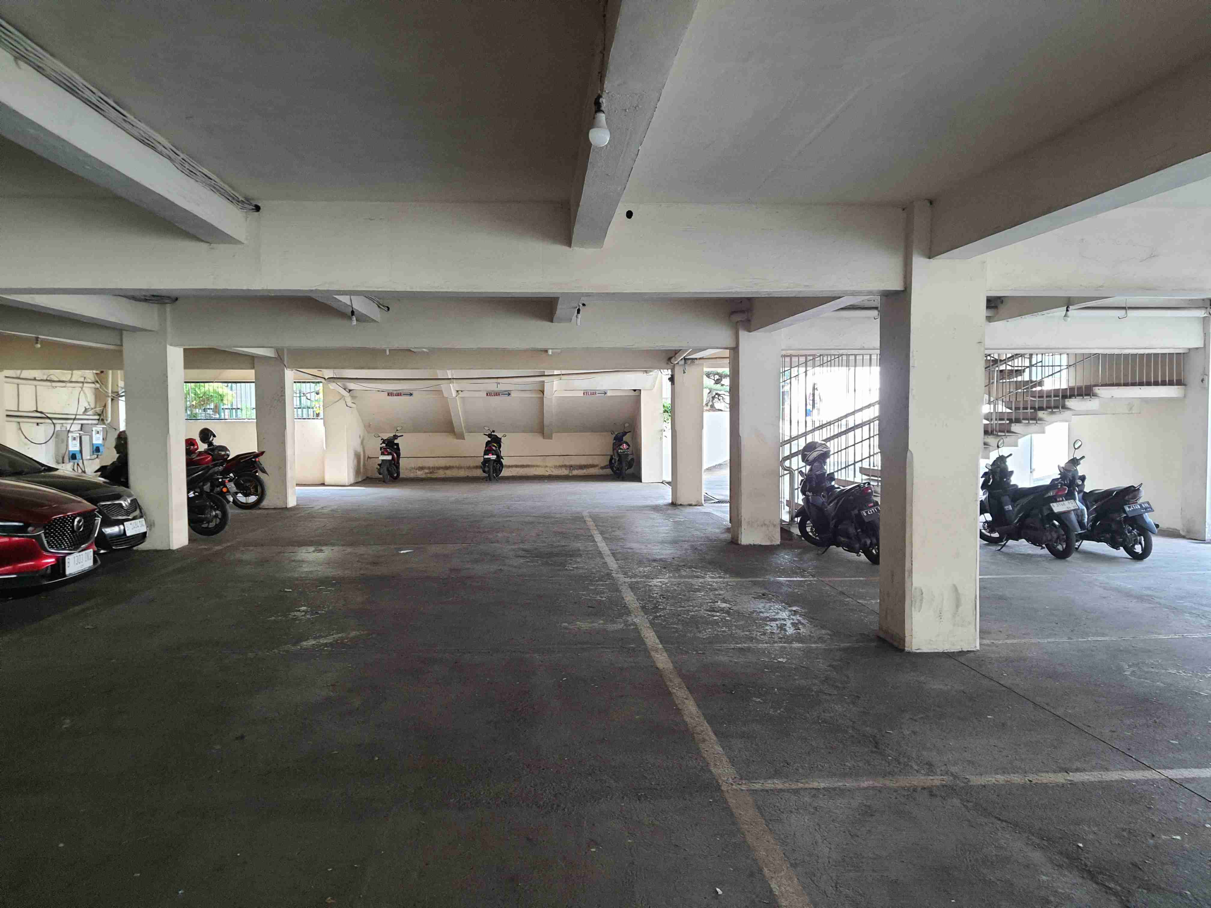Foto area parkir basement yang luas untuk motor dan mobil di Tetap Segar Fitness.