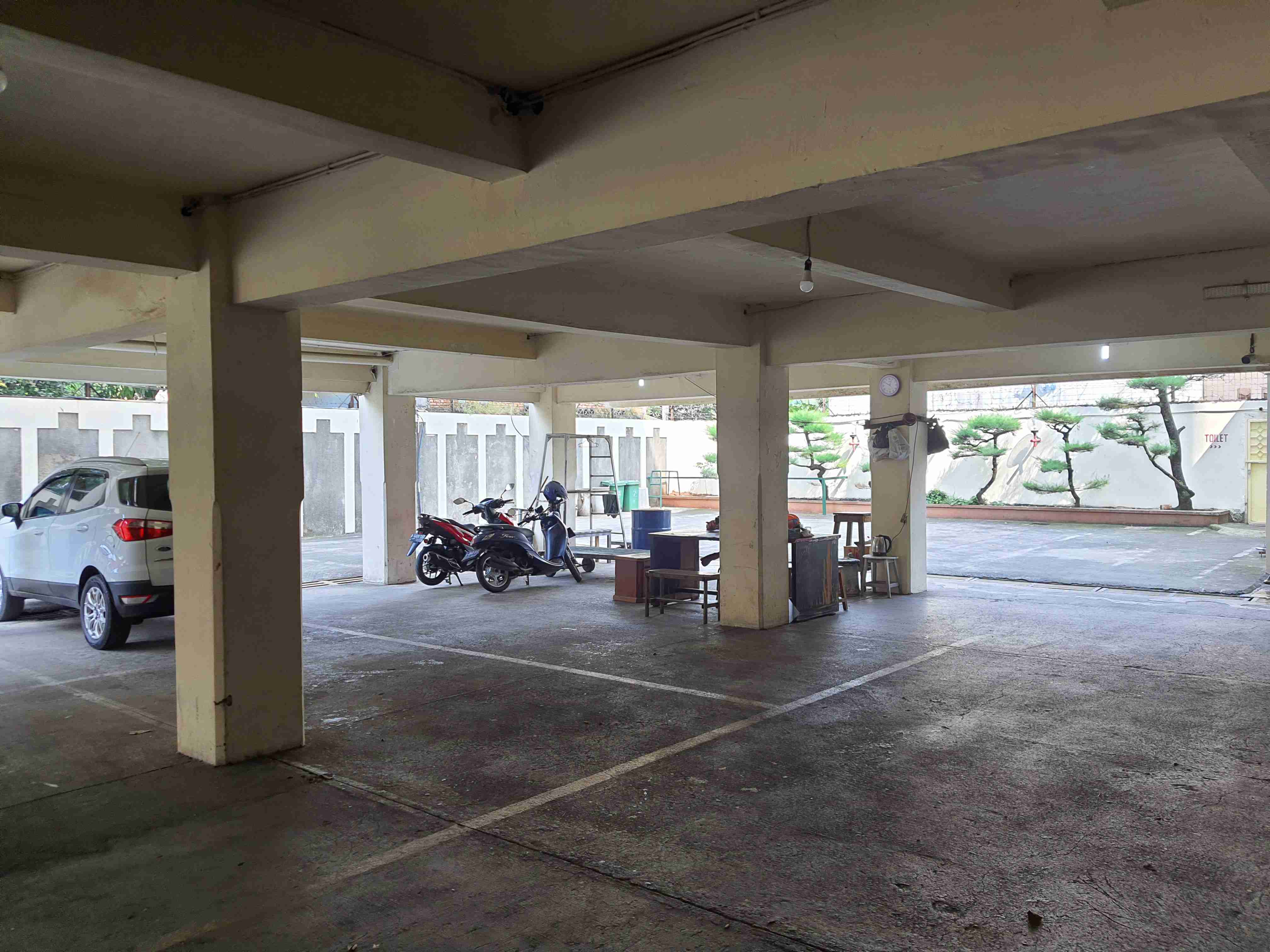 Foto parkir basement Tetap Segar Fitness yang menghadap ke sisi belakang gedung.